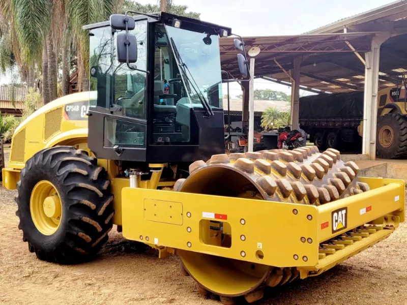 Rolo Compactador Pé de Carneiro Caterpillar CP54B